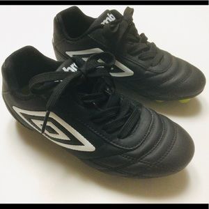 ⚽️ UMBRO - OUTDOOR - BLACK & WHITE - SOCCER CLEATS ⚽️